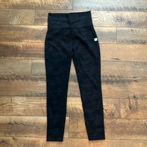 Vuori Daily Legging, black camo, size small